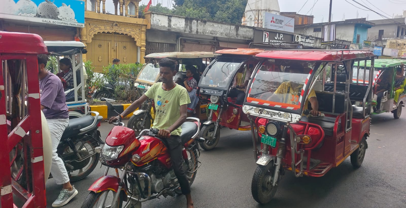 गांधी विद्यालय के गेट के पास सड़क पर खड़े वाहन। संवाद गांधी विद्यालय के गेट के पास सड़क पर खड़े वाहन। संवाद