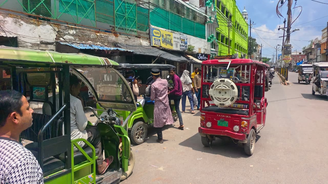 गांधी विद्यालय के गेट के पास सड़क पर खड़े वाहन। संवाद गांधी विद्यालय के गेट के पास सड़क पर खड़े वाहन। संवाद