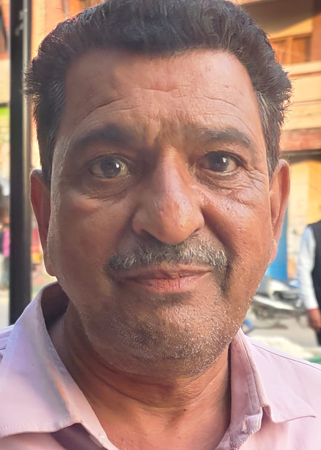 गांधी विद्यालय के गेट के पास सड़क पर खड़े वाहन। संवाद गांधी विद्यालय के गेट के पास सड़क पर खड़े वाहन। संवाद
