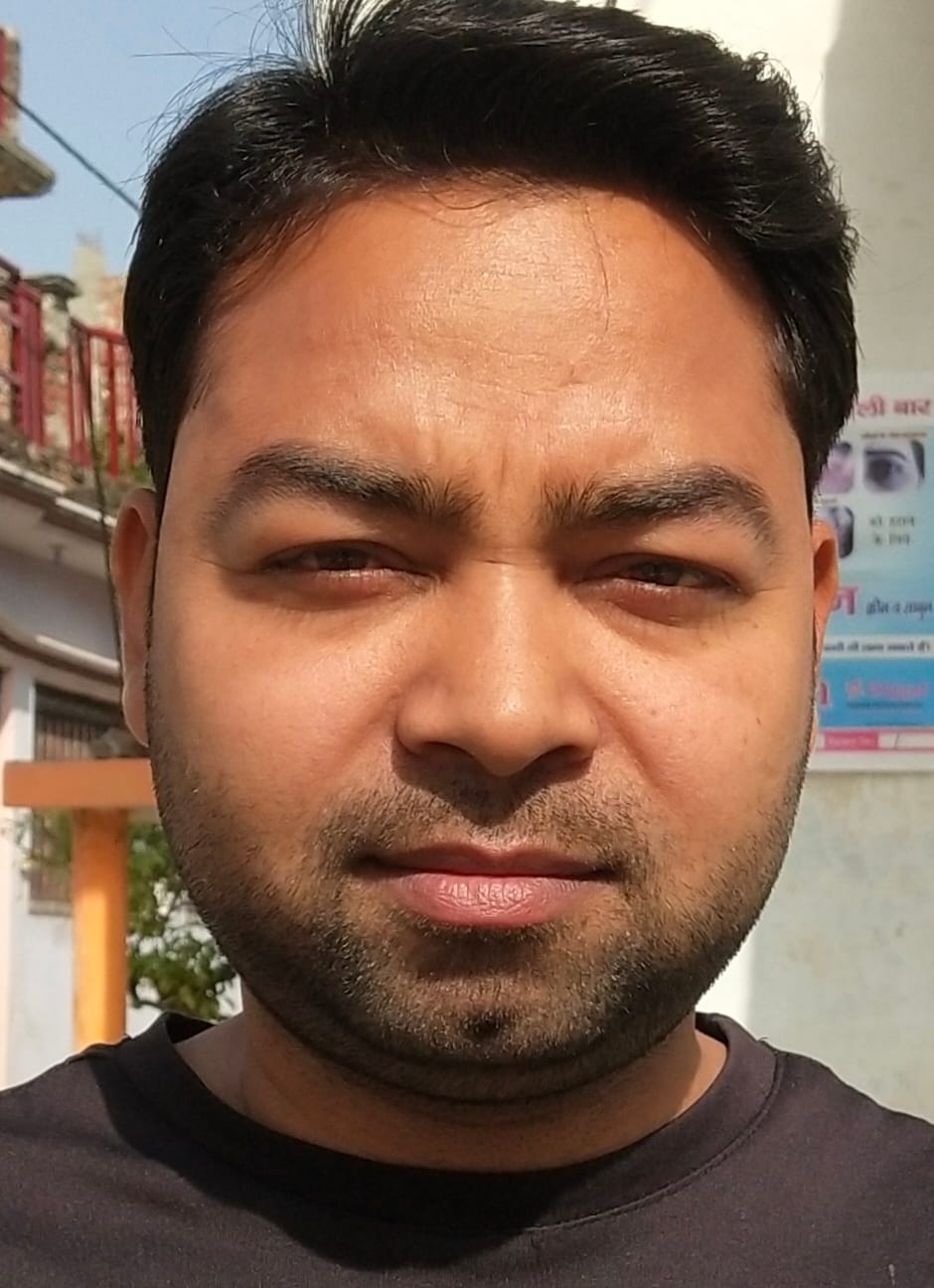 गांधी विद्यालय के गेट के पास सड़क पर खड़े वाहन। संवाद गांधी विद्यालय के गेट के पास सड़क पर खड़े वाहन। संवाद
