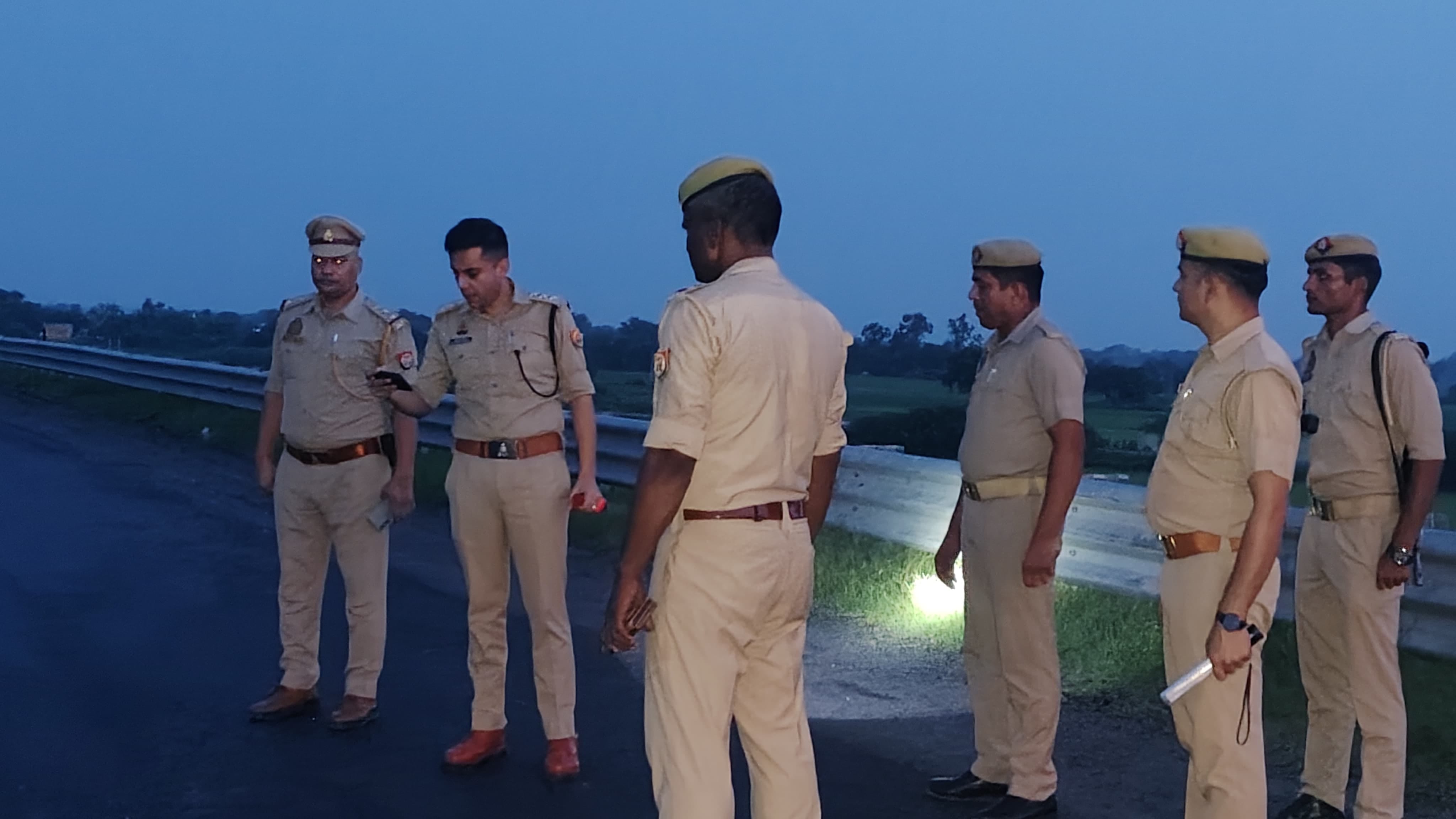 घटनास्थल पर खड़ी क्षतिग्रस्त कार, मौजूद पुलिस व लोग। संवाद