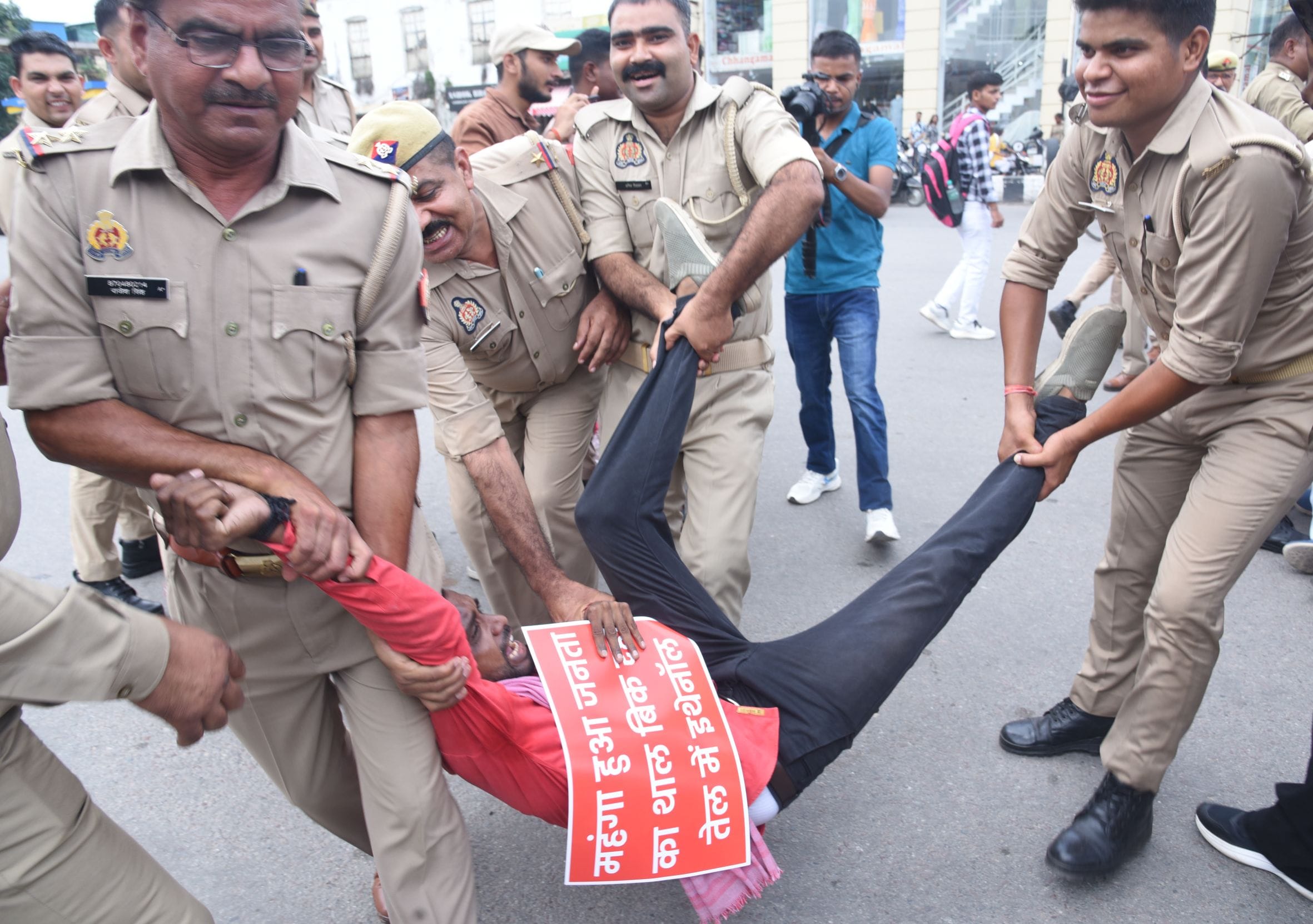 हजरतगंज में प्रदर्शन करते सपाई व उन्हें पकड़कर ईको गार्डन ले जाते पुलिस कर्मी। हजरतगंज में प्रदर्शन करते सपाई व उन्हें पकड़कर ईको गार्डन ले जाते पुलिस कर्मी।
