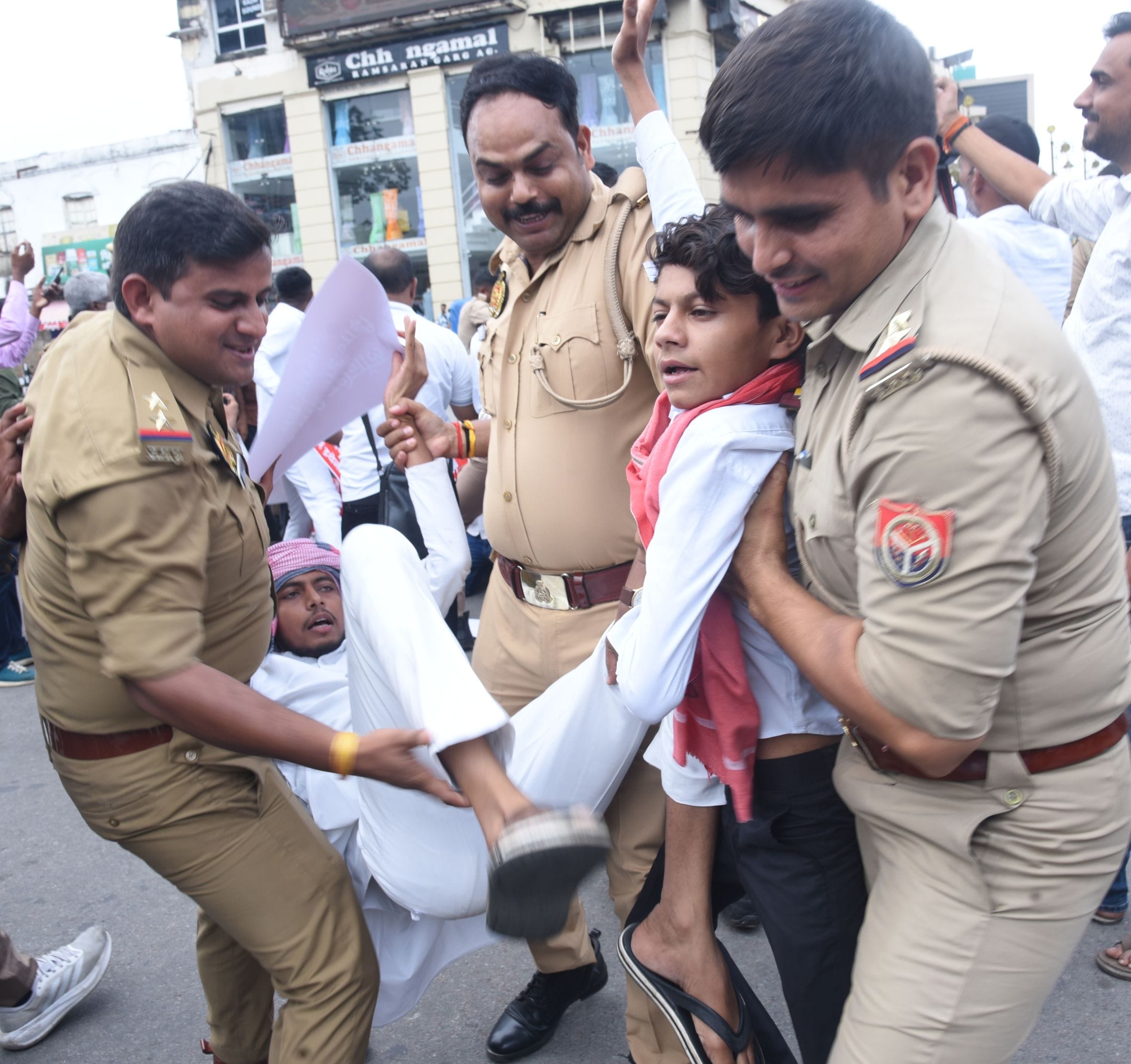 हजरतगंज में प्रदर्शन करते सपाई व उन्हें पकड़कर ईको गार्डन ले जाते पुलिस कर्मी। हजरतगंज में प्रदर्शन करते सपाई व उन्हें पकड़कर ईको गार्डन ले जाते पुलिस कर्मी।