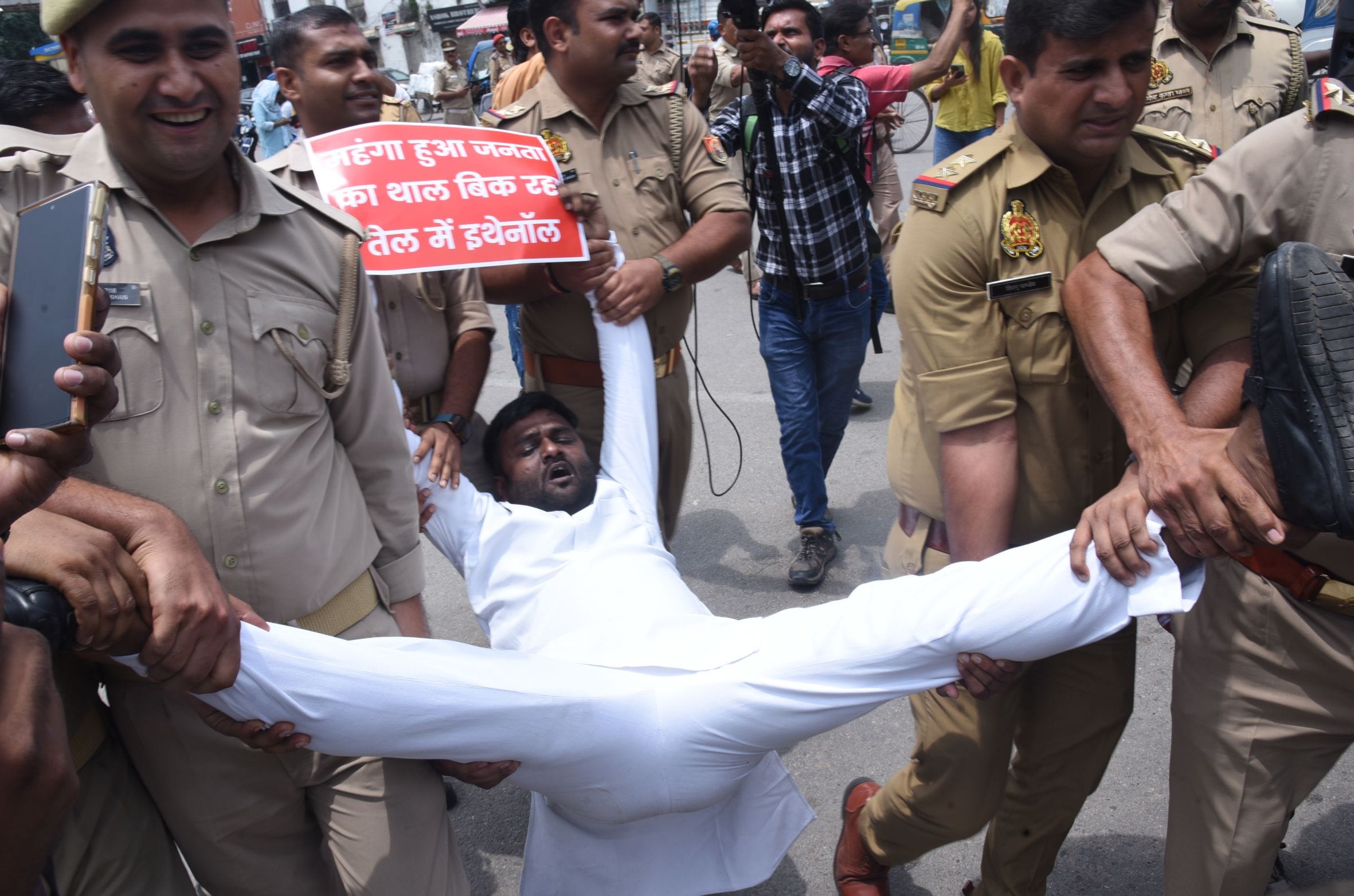 हजरतगंज में प्रदर्शन करते सपाई व उन्हें पकड़कर ईको गार्डन ले जाते पुलिस कर्मी। हजरतगंज में प्रदर्शन करते सपाई व उन्हें पकड़कर ईको गार्डन ले जाते पुलिस कर्मी।