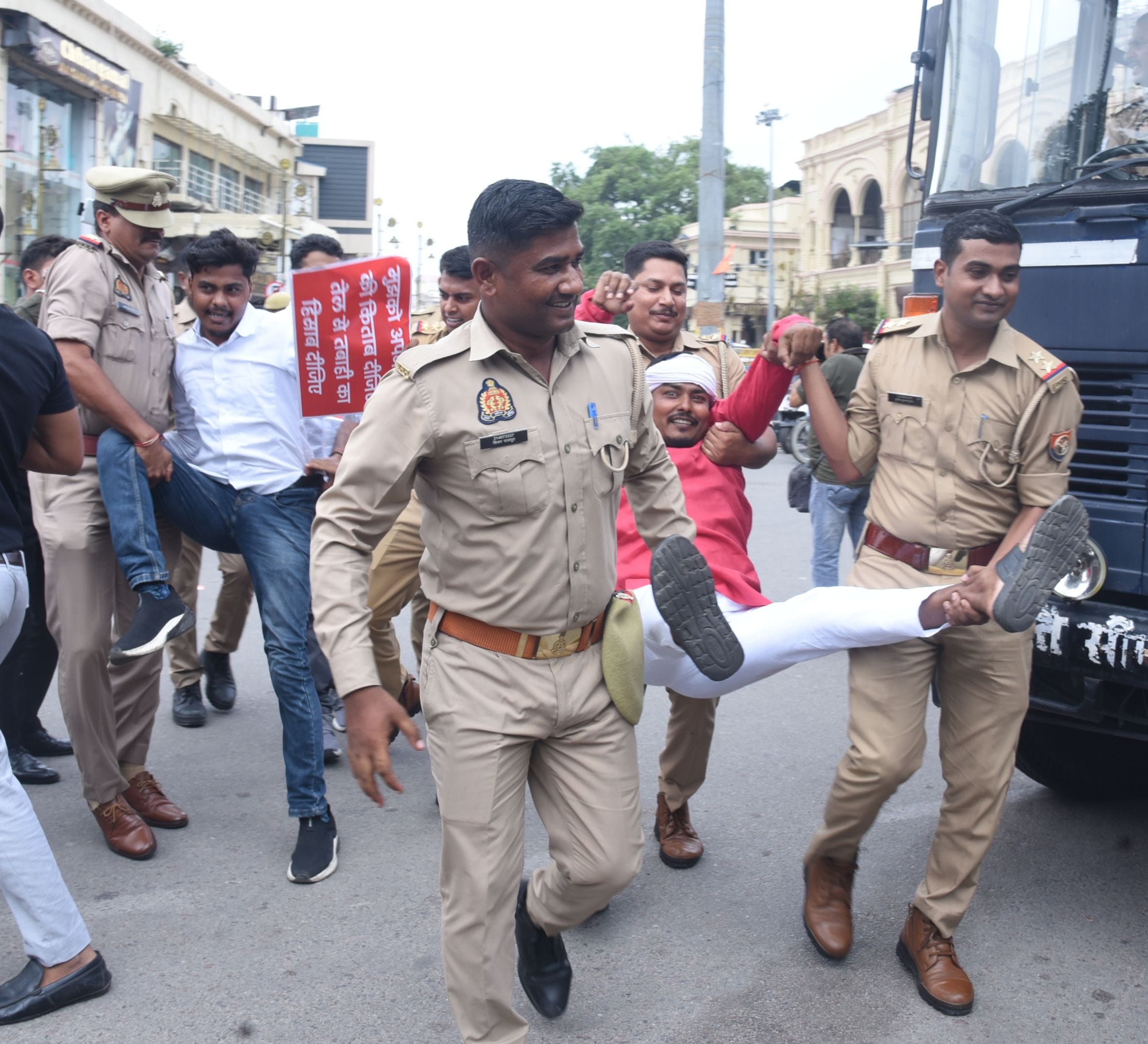 हजरतगंज में प्रदर्शन करते सपाई व उन्हें पकड़कर ईको गार्डन ले जाते पुलिस कर्मी। हजरतगंज में प्रदर्शन करते सपाई व उन्हें पकड़कर ईको गार्डन ले जाते पुलिस कर्मी।