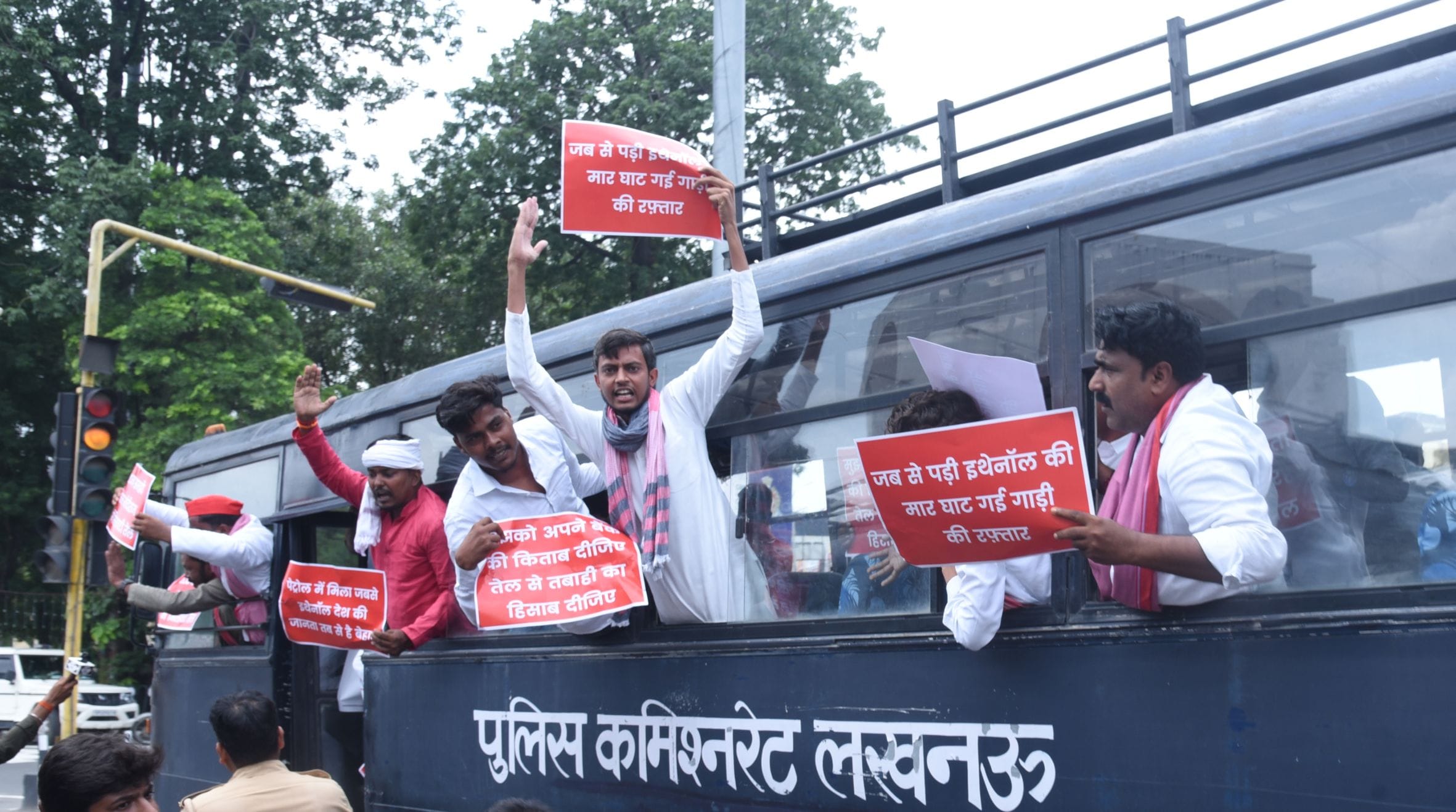 हजरतगंज में प्रदर्शन करते सपाई व उन्हें पकड़कर ईको गार्डन ले जाते पुलिस कर्मी। हजरतगंज में प्रदर्शन करते सपाई व उन्हें पकड़कर ईको गार्डन ले जाते पुलिस कर्मी।