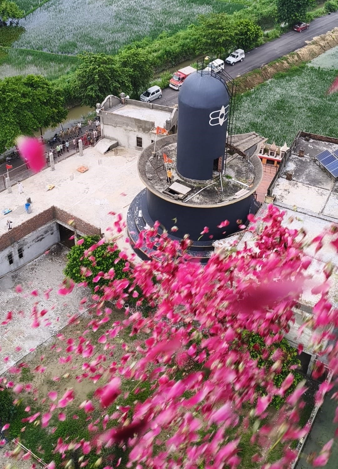 हेलीकॉप्टर से शिवभक्तों व कांवड़तियों पर पुष्प वर्षा करते डीएम व एसएसपी। स्रोत: विभाग हेलीकॉप्टर से शिवभक्तों व कांवड़तियों पर पुष्प वर्षा करते डीएम व एसएसपी। स्रोत: विभाग
