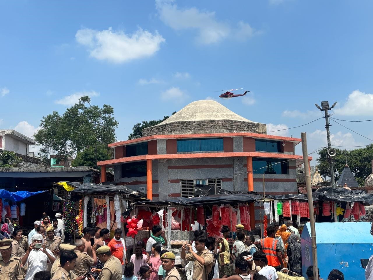 हेलीकॉप्टर से शिवभक्तों व कांवड़तियों पर पुष्प वर्षा करते डीएम व एसएसपी। स्रोत: विभाग हेलीकॉप्टर से शिवभक्तों व कांवड़तियों पर पुष्प वर्षा करते डीएम व एसएसपी। स्रोत: विभाग