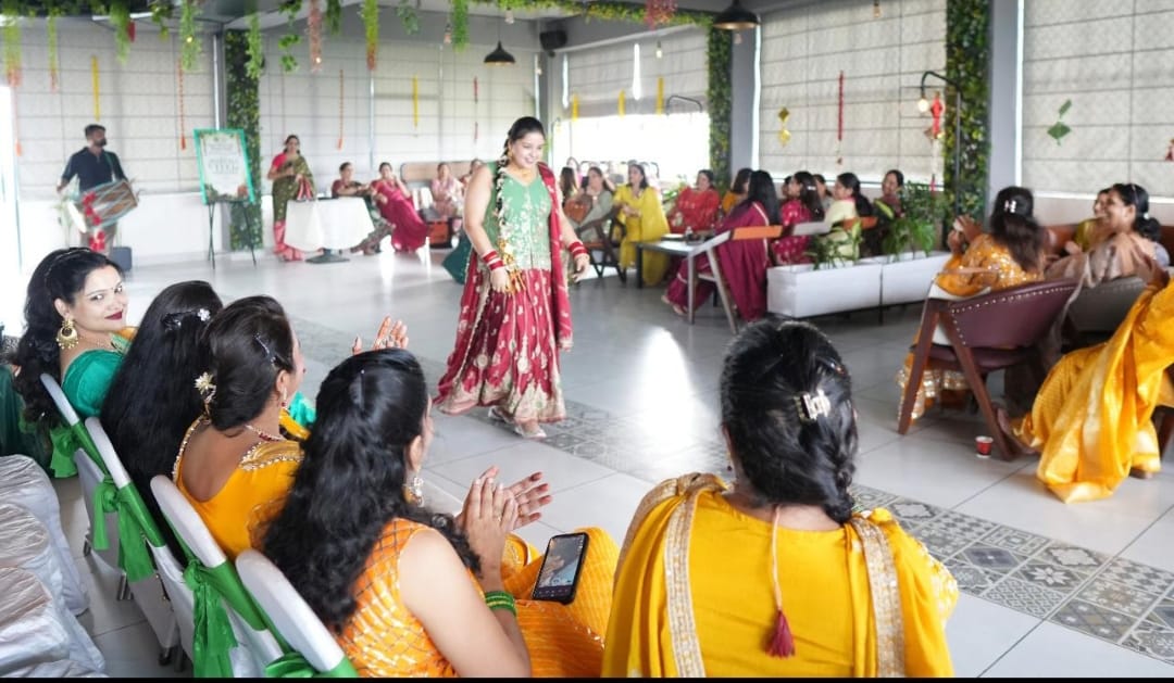 इनर व्हील क्लब पांवटा साहिब द्वारा आयोजित तीज पर्व उत्सव पर कार्यक्रम में भाग लेती महिलाएं। स्र