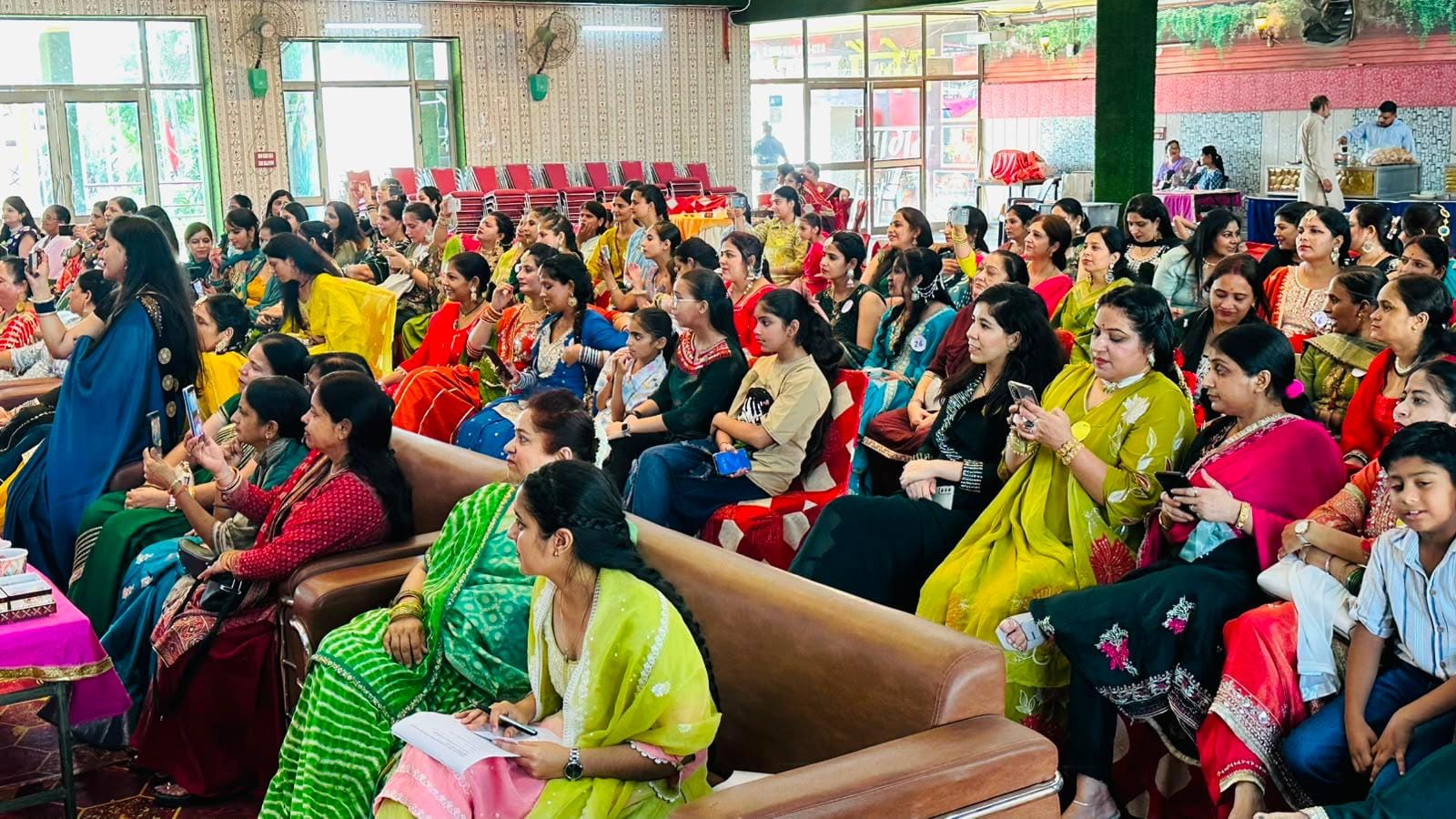 इनरव्हील क्लब के तीजोत्सव कार्यक्रम के दौरान प्रस्तुति देतीं महिलाएं। संस्था