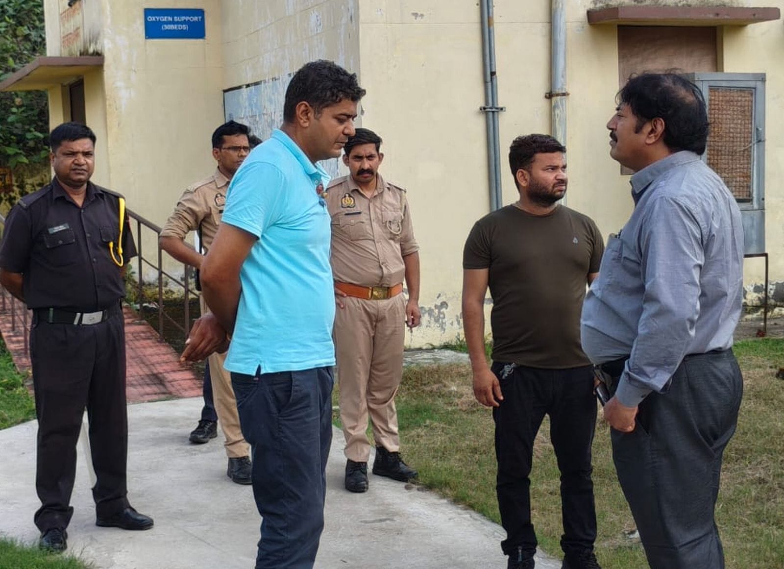 जिला अस्पताल परिसर में घटना के बाद निरीक्षण करती पुलिस। संवाद