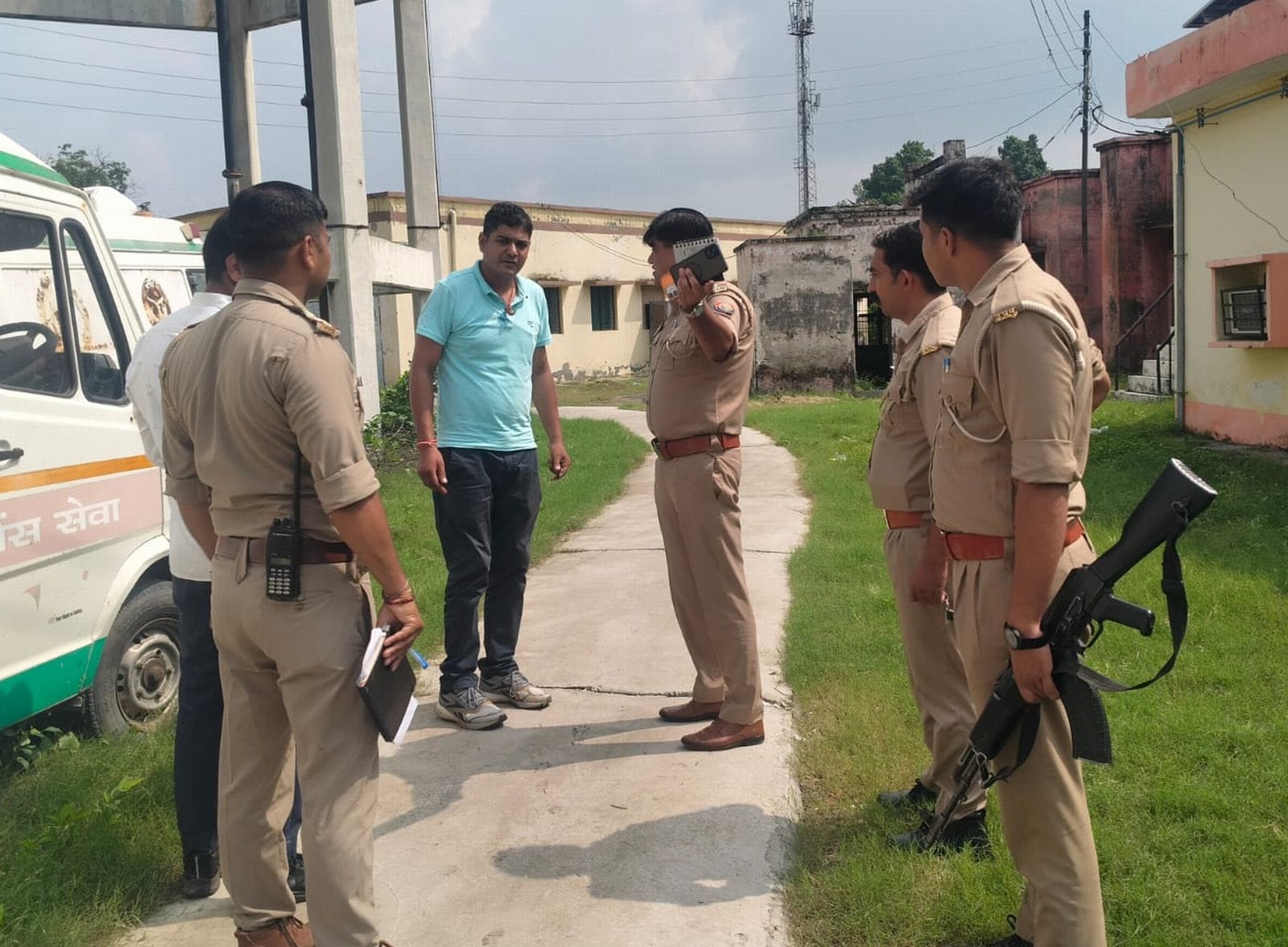 जिला अस्पताल परिसर में घटना के बाद निरीक्षण करती पुलिस। संवाद