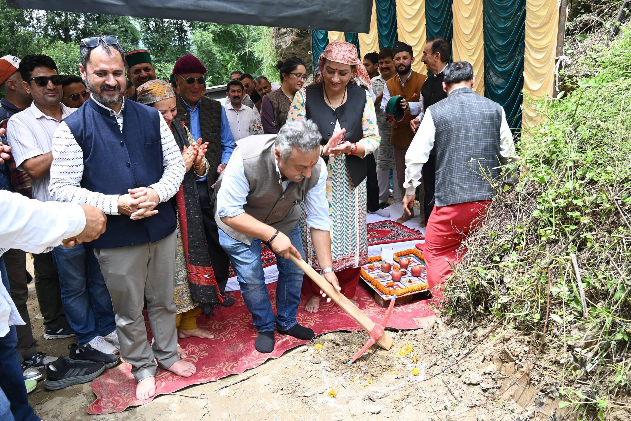 जिला स्तरीय राथल मेले के समापन पर शिक्षा मंत्री को सम्मानित करते हुए आयोजक। संवाद जिला स्तरीय राथल मेले के समापन पर शिक्षा मंत्री को सम्मानित करते हुए आयोजक। संवाद