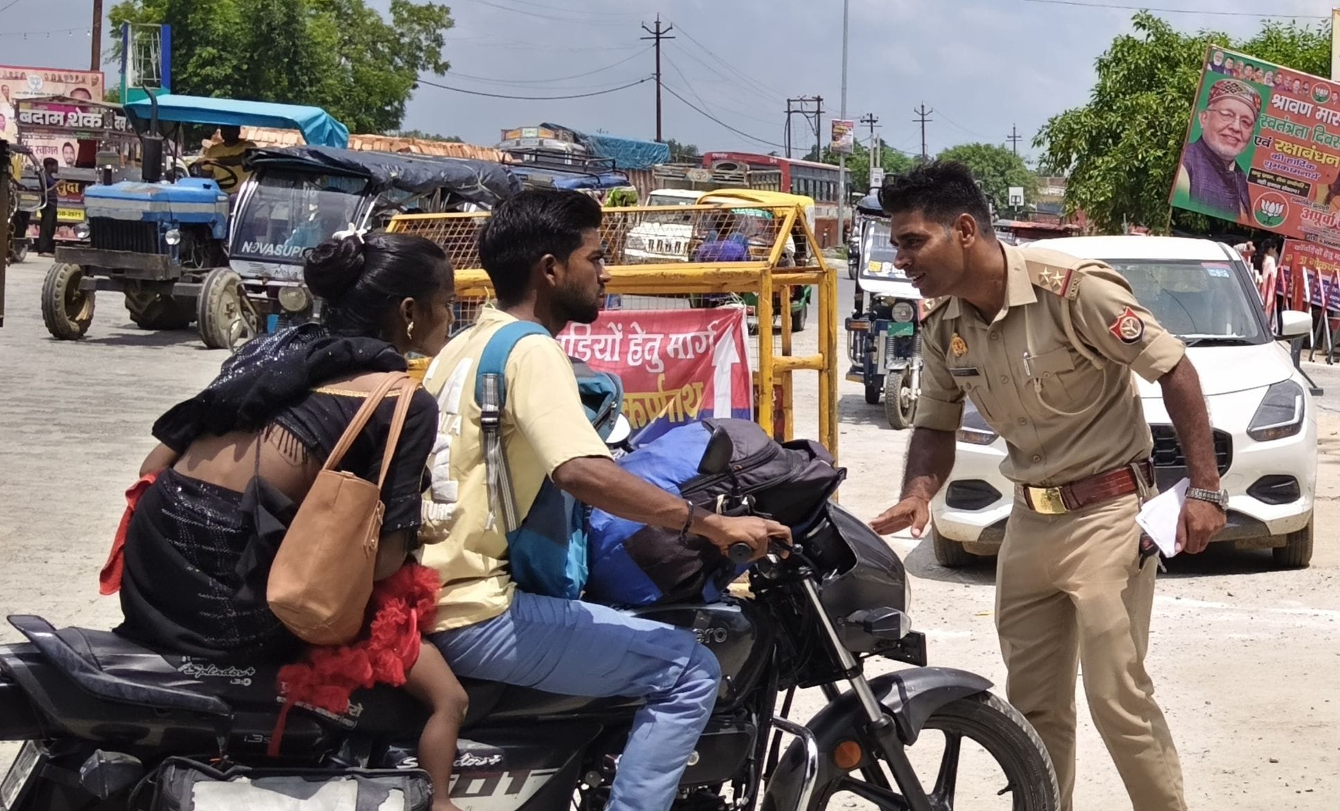 जलालाबाद में गोला की ओर जाते कांवड़िए। संवाद