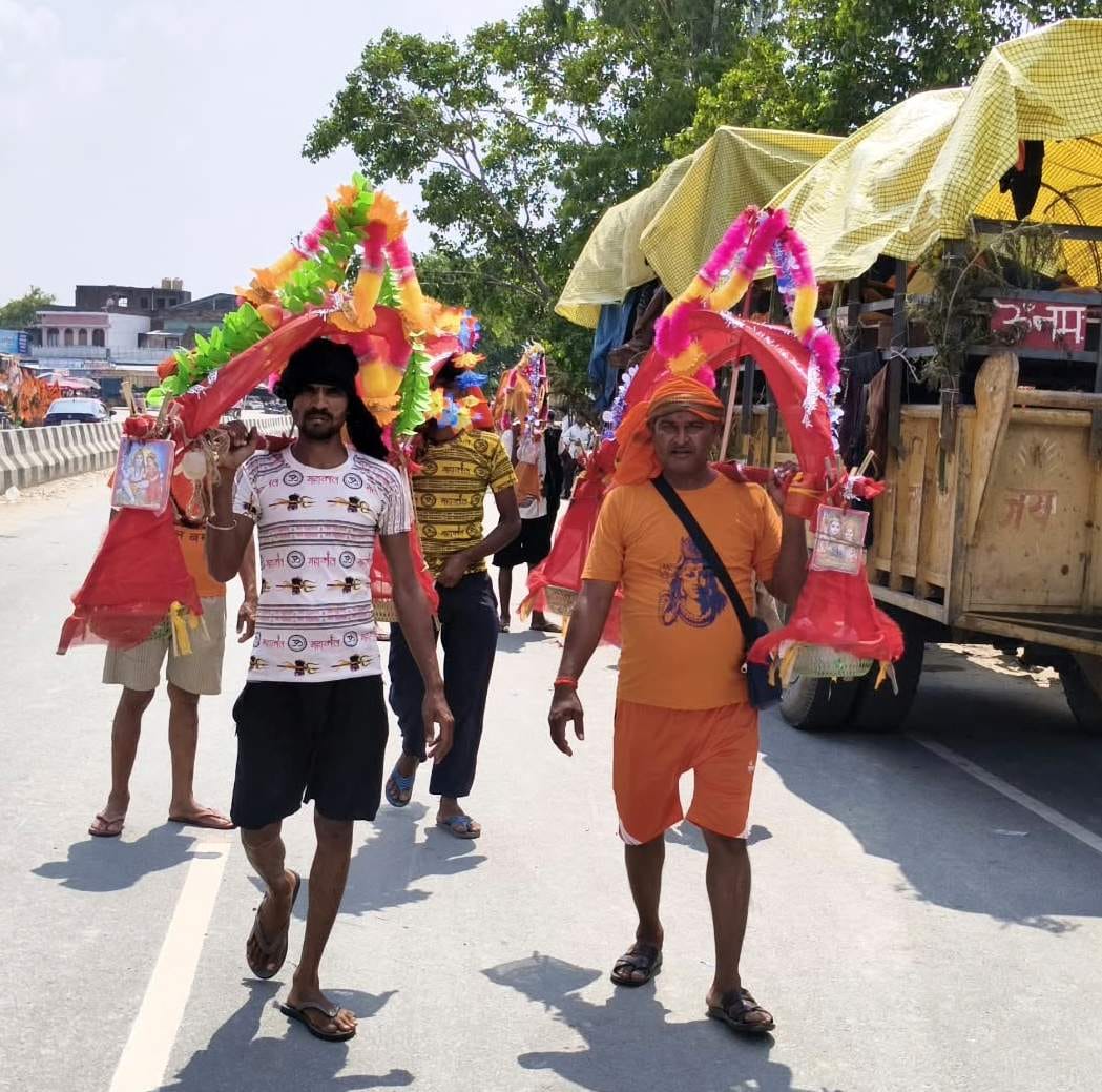 जलालाबाद में शाहजहांपुर रोड पर रोके गए व्यावसायिक वाहनों की लगी लम्बी लाइन। संवाद जलालाबाद में शाहजहांपुर रोड पर रोके गए व्यावसायिक वाहनों की लगी लम्बी लाइन। संवाद