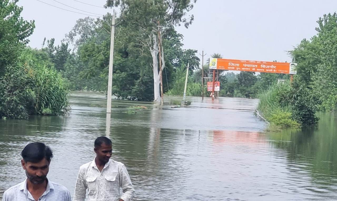 जलीलपुर- नाव में सवार होकर गांव रायपुर खादर की ओर जाते गांववासी फोटो स्रोत संवाद