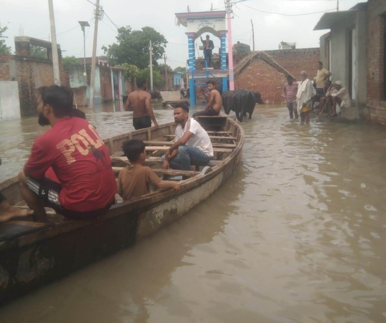 जलीलपुर- नाव में सवार होकर गांव रायपुर खादर की ओर जाते गांववासी फोटो स्रोत संवाद