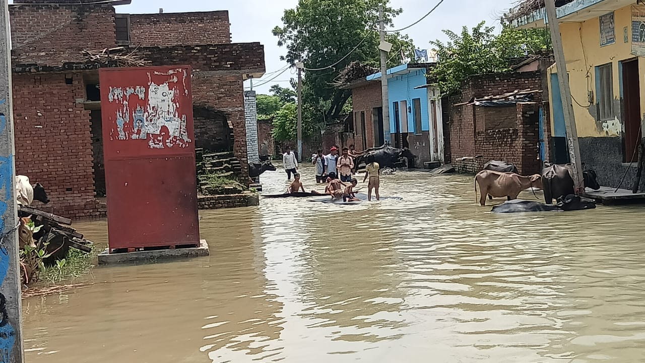 जलीलपुर- नाव में सवार होकर गांव रायपुर खादर की ओर जाते गांववासी फोटो स्रोत संवाद