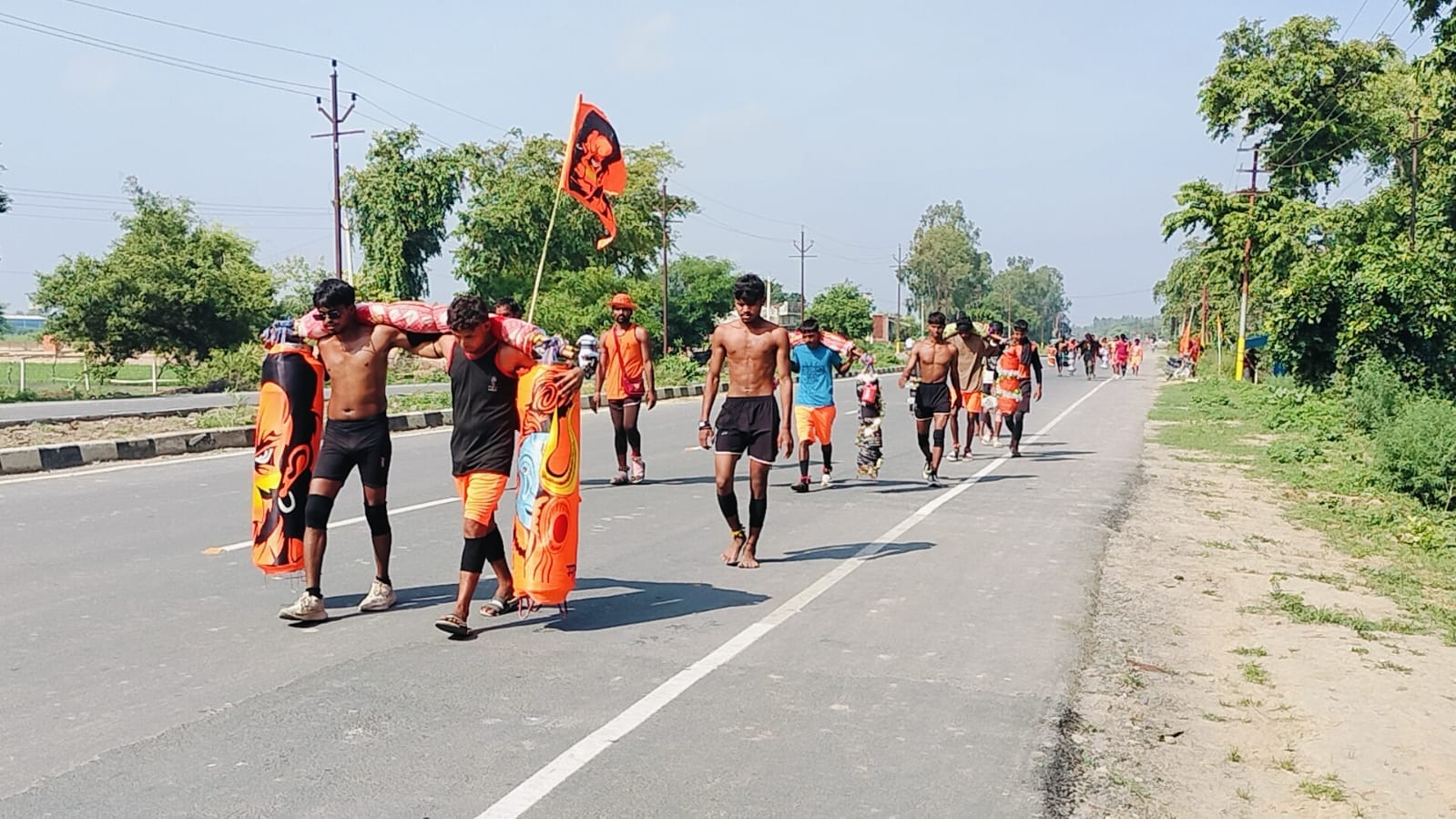 कांट में कांवड़ियों पर पुष्प वर्षा करते विधायक अरविंद सिंह। स्रोत: जागरूक पाठक कांट में कांवड़ियों पर पुष्प वर्षा करते विधायक अरविंद सिंह। स्रोत: जागरूक पाठक