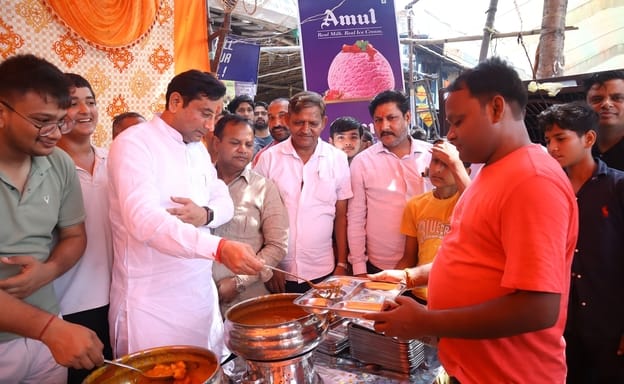 कांवड़ शिविरों में राज्य मंत्री डॉ. सोमेंद्र तोमर ने की कांवड़ियों की सेवा। स्रोत : स्वयं। कांवड़ शिविरों में राज्य मंत्री डॉ. सोमेंद्र तोमर ने की कांवड़ियों की सेवा। स्रोत : स्वयं।