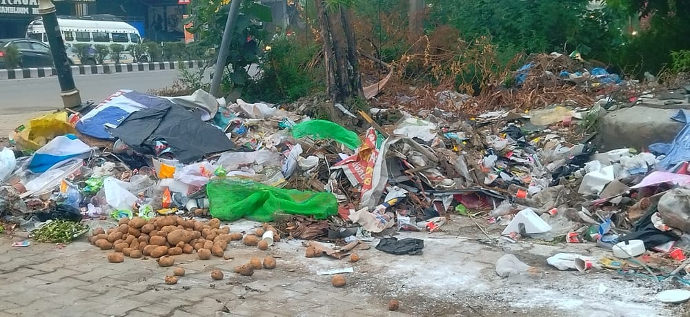 लाडवा। नगरपालिका परिसर में नारेबाजी करते कर्मचारी। संवाद लाडवा। नगरपालिका परिसर में नारेबाजी करते कर्मचारी। संवाद