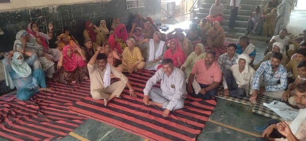 लाडवा। नगरपालिका परिसर में नारेबाजी करते कर्मचारी। संवाद लाडवा। नगरपालिका परिसर में नारेबाजी करते कर्मचारी। संवाद