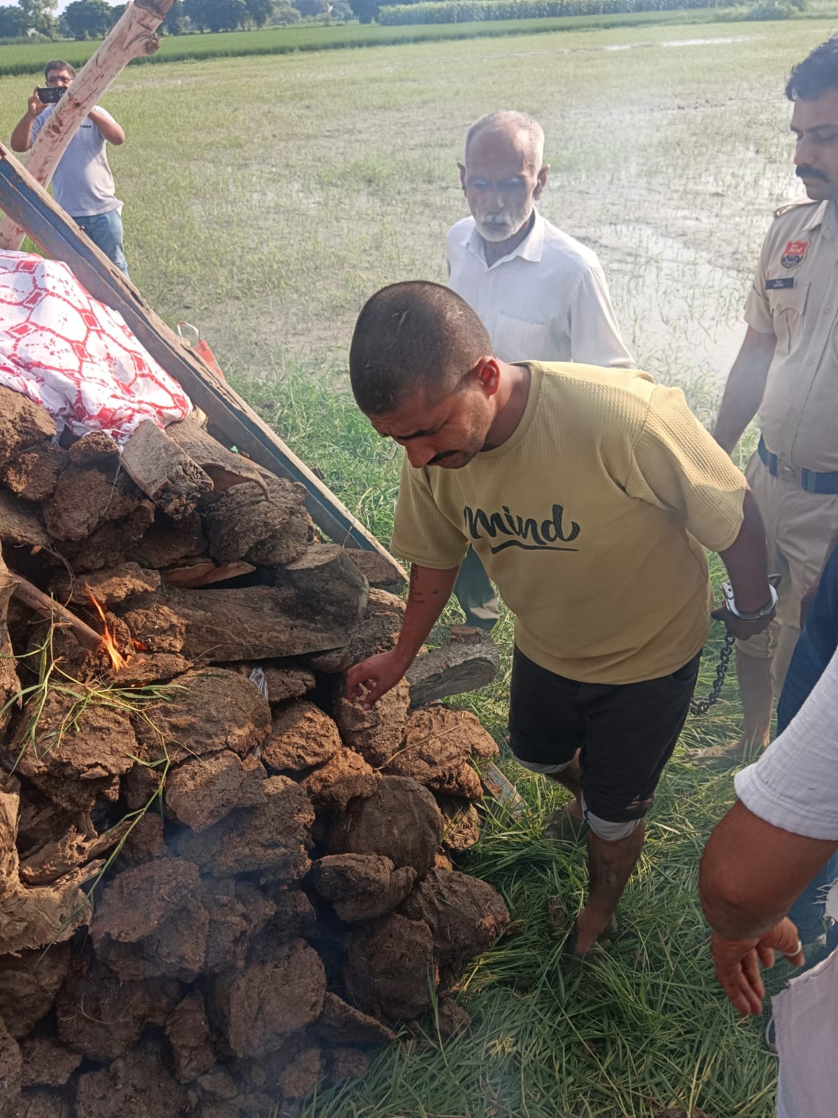 महिला की आत्महत्या के मामले में कार्रवाई करते पुलिसकर्मी। संवाद महिला की आत्महत्या के मामले में कार्रवाई करते पुलिसकर्मी। संवाद
