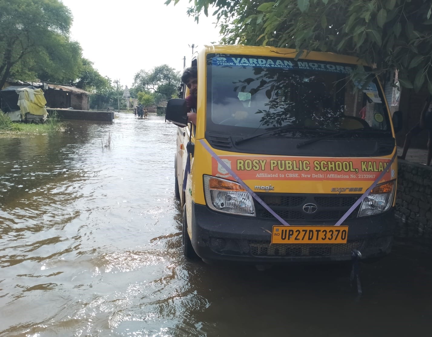 मिर्जापुर क्षेत्र में गांव के संपर्क मार्ग पर बाढ़ के पानी से गुजरते ग्रामीण। संवाद मिर्जापुर क्षेत्र में गांव के संपर्क मार्ग पर बाढ़ के पानी से गुजरते ग्रामीण। संवाद