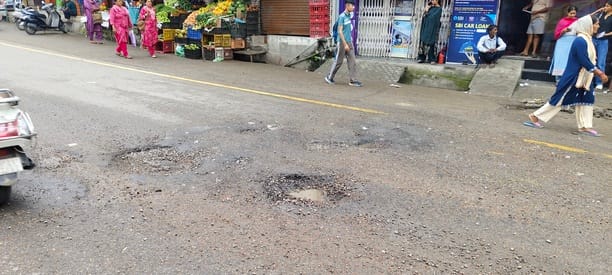 नगर पंचायत बड़सर के तहत मैहरे बाजार में निकासी नाली को खोलने के बाद खुला छोड़ा गया गड्ढा। संवाद नगर पंचायत बड़सर के तहत मैहरे बाजार में निकासी नाली को खोलने के बाद खुला छोड़ा गया गड्ढा। संवाद