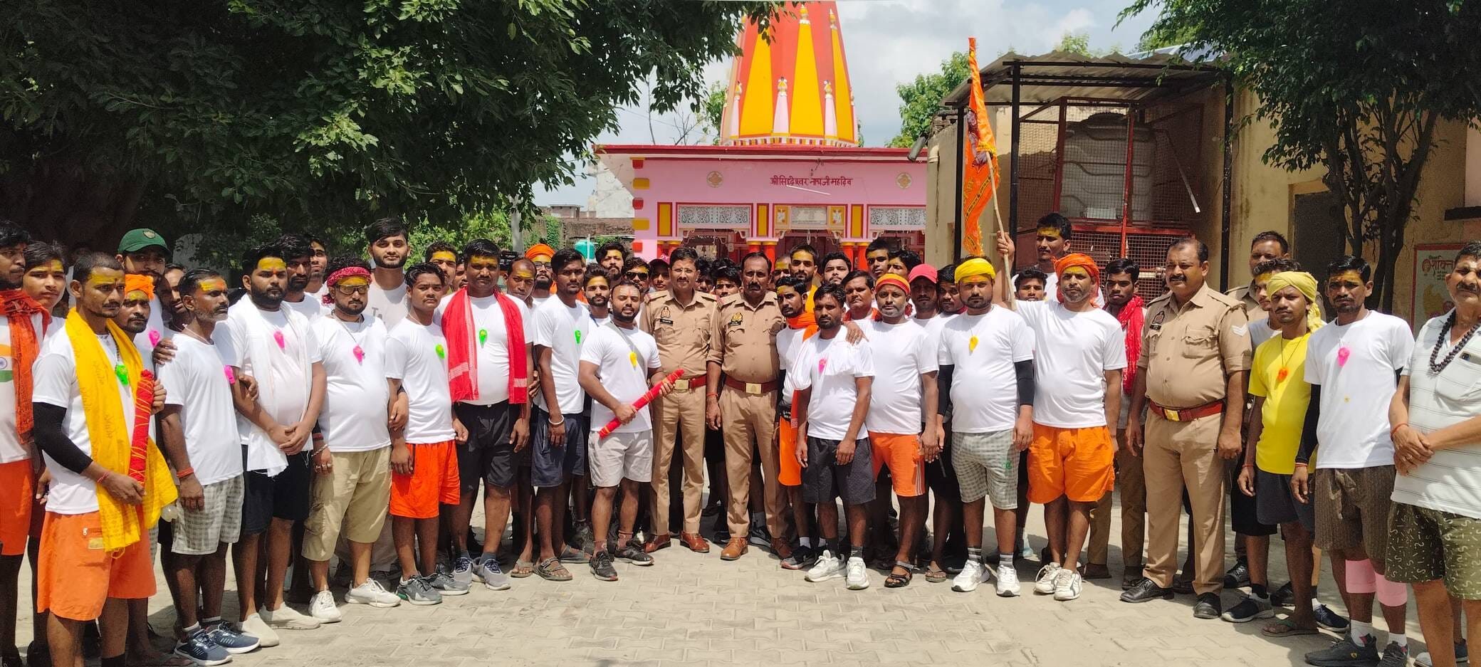 निघासन से बाबा लिलौटीनाथ के लिए जाती 21वीं विशाल कांवड़ पदयात्रा।संवाद