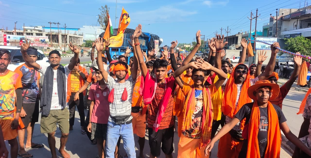 निघासन से बाबा लिलौटीनाथ के लिए जाती 21वीं विशाल कांवड़ पदयात्रा।संवाद