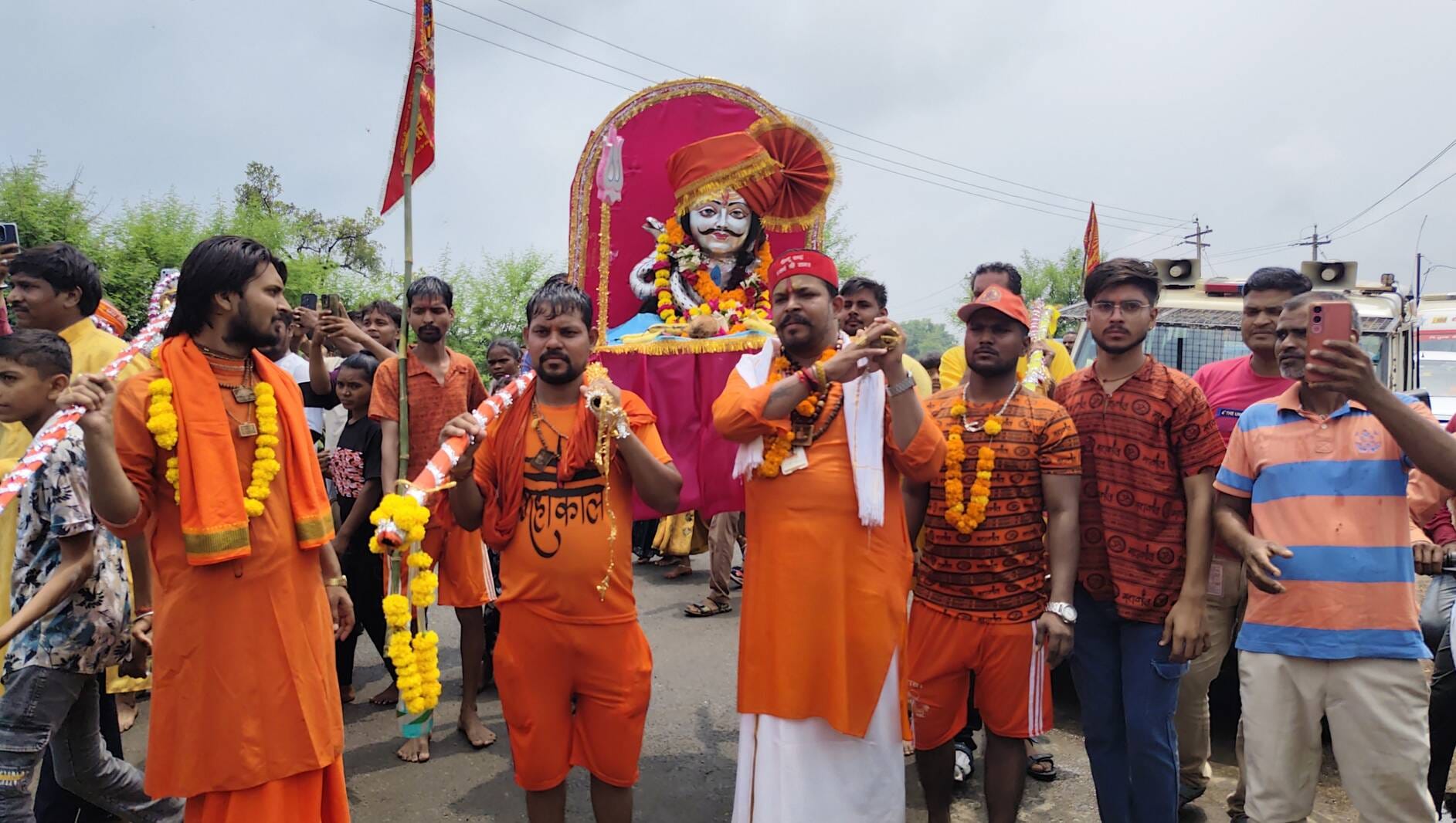 नीलकंठेश्वर धाम के आयोजक ने किया शिव भक्तों का भव्य स्वागत। नीलकंठेश्वर धाम के आयोजक ने किया शिव भक्तों का भव्य स्वागत।