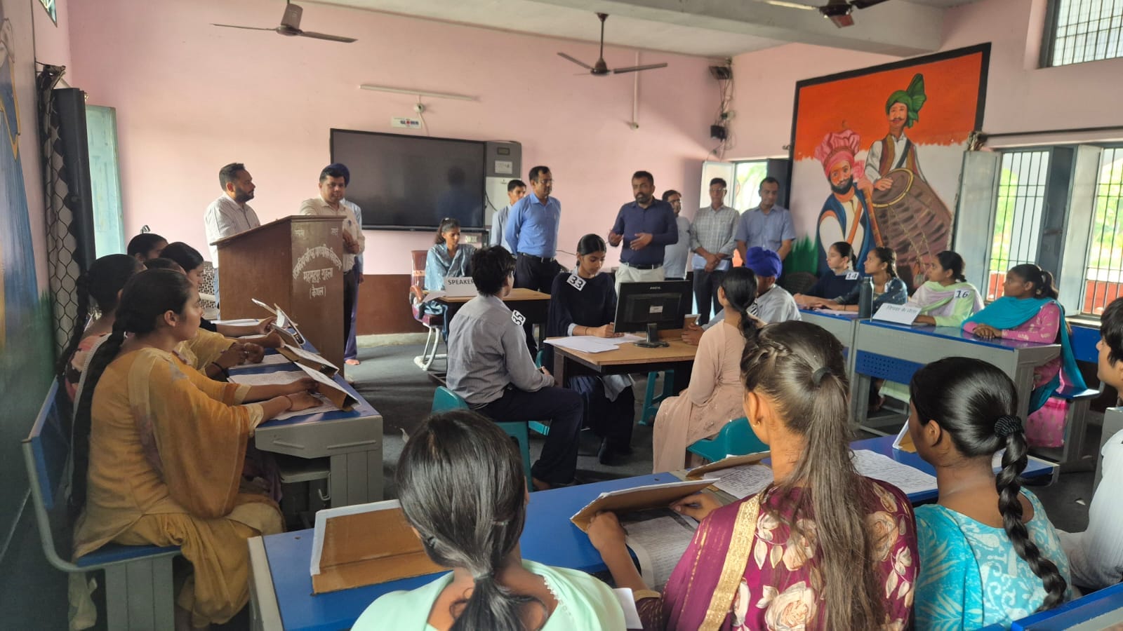 निरीक्षण के दौरान दिशा निर्देश देते एसडीएम। विज्ञप्ति