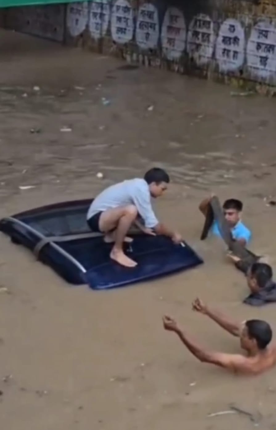 ओल्ड फरीदाबाद रेलवे अंडरपास में भरे बारिश के पानी में डूबी स्कूल बस को क्रैन से निकालते हुए। सं