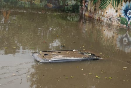 ओल्ड फरीदाबाद रेलवे अंडरपास में भरे बारिश के पानी में डूबी स्कूल बस को क्रैन से निकालते हुए। सं