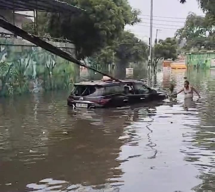 ओल्ड फरीदाबाद रेलवे अंडरपास में भरे बारिश के पानी में डूबी स्कूल बस को क्रैन से निकालते हुए। सं