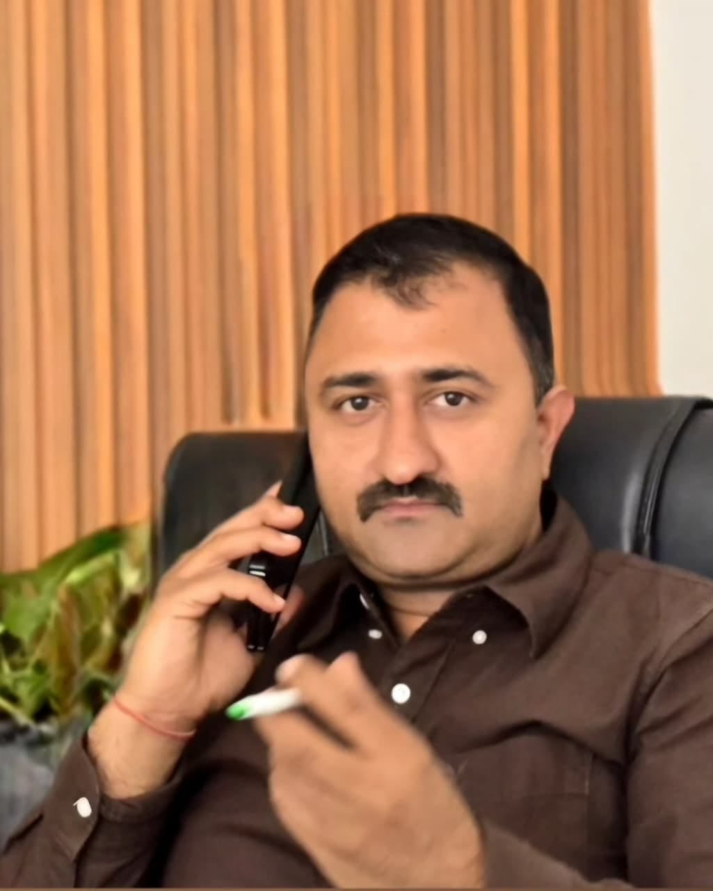 पिंजौर- नालागढ़ फोरलेन पर बद्दी के समीप फोरलेन के बीच में खड़ा बरसाती पानी- संवाद