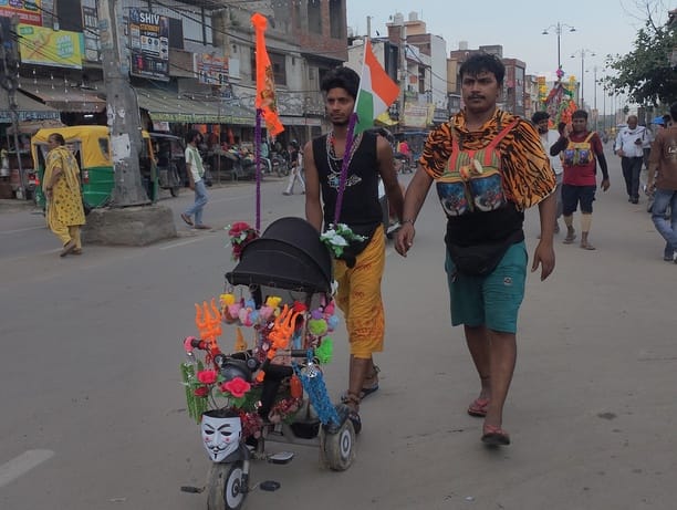पानीपत-हरिद्वार स्टेट हाईवे पर अंधेरे में आते कांवड़िए। संवाद पानीपत-हरिद्वार स्टेट हाईवे पर अंधेरे में आते कांवड़िए। संवाद