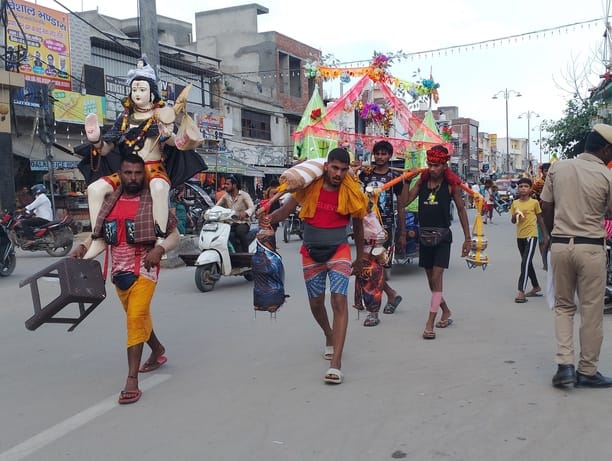 पानीपत-हरिद्वार स्टेट हाईवे पर अंधेरे में आते कांवड़िए। संवाद पानीपत-हरिद्वार स्टेट हाईवे पर अंधेरे में आते कांवड़िए। संवाद
