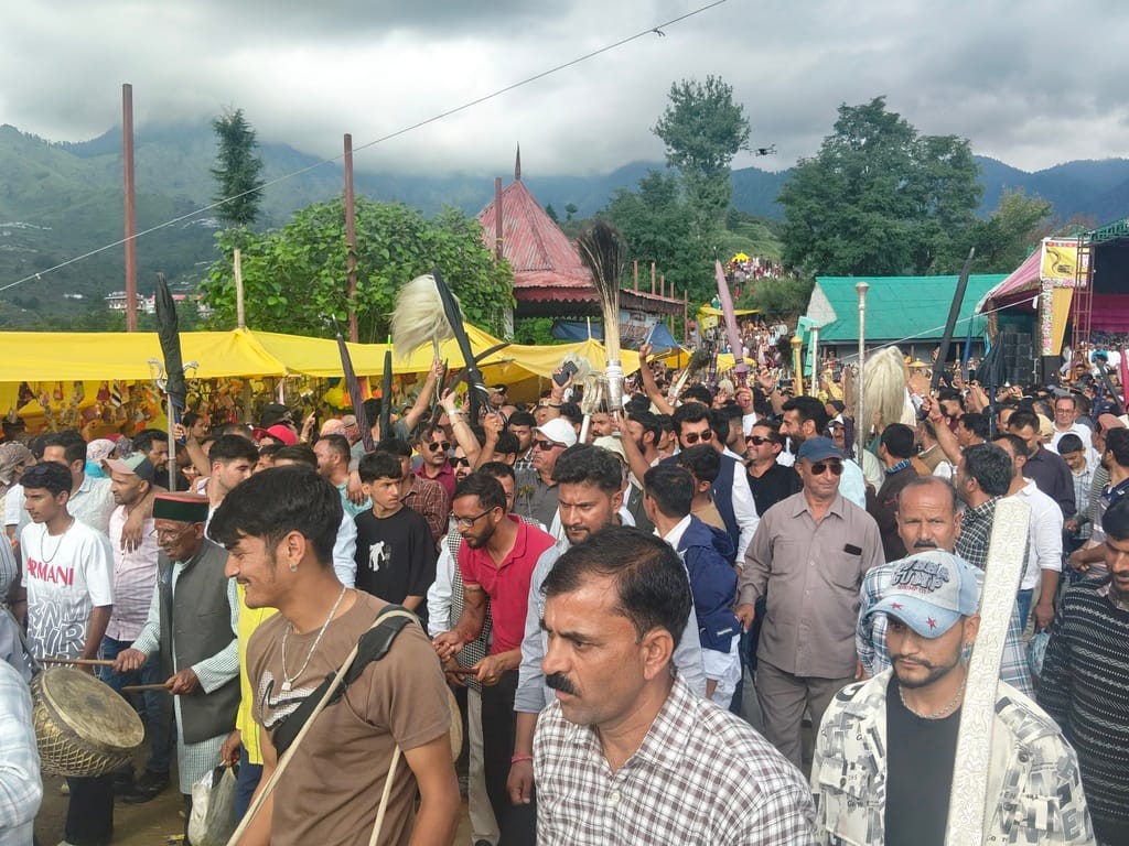 पारंपकि राथल मेले के समापन अवसर पर थिरकते हुए देवलु। संवाद पारंपकि राथल मेले के समापन अवसर पर थिरकते हुए देवलु। संवाद