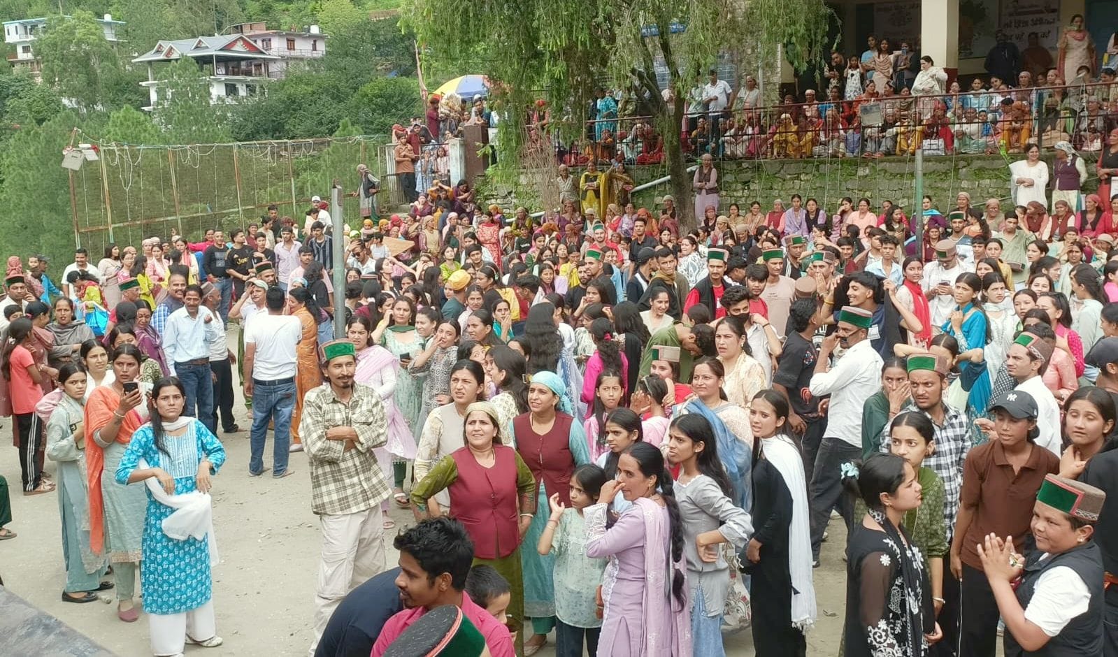 रचोली में आयोजित मेले में समापन अवसर पर पहाड़ी गानों पर झूमे ग्रामीण। संवाद