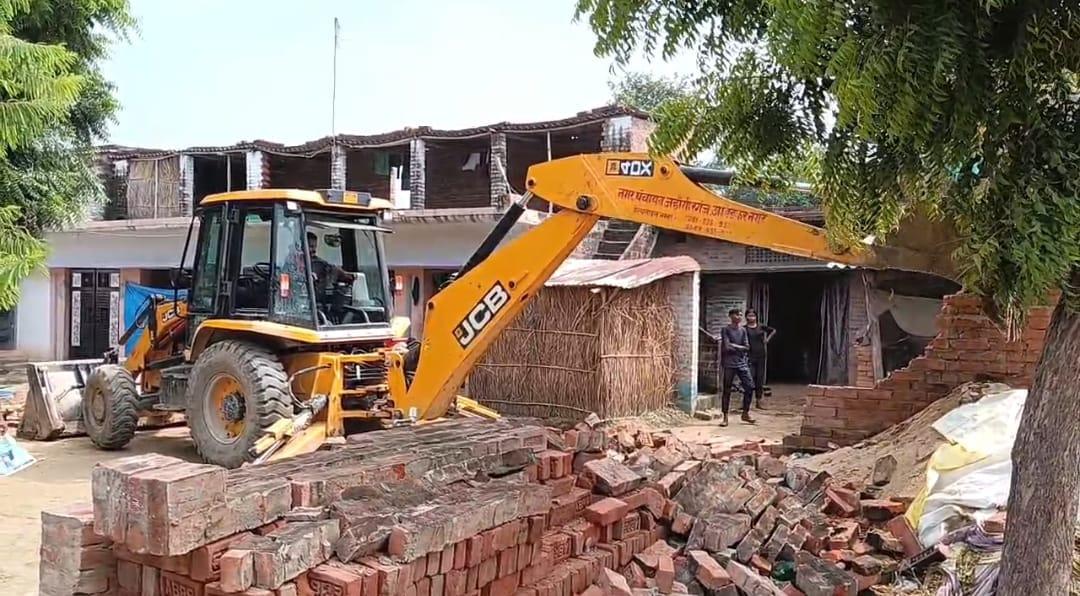राजेसुल्तानपुर के देवरिया लाला गांव में रविवार को अपने घर को जमींदोज होता देख भावुक ग्रामीण।संव राजेसुल्तानपुर के देवरिया लाला गांव में रविवार को अपने घर को जमींदोज होता देख भावुक ग्रामीण।संव