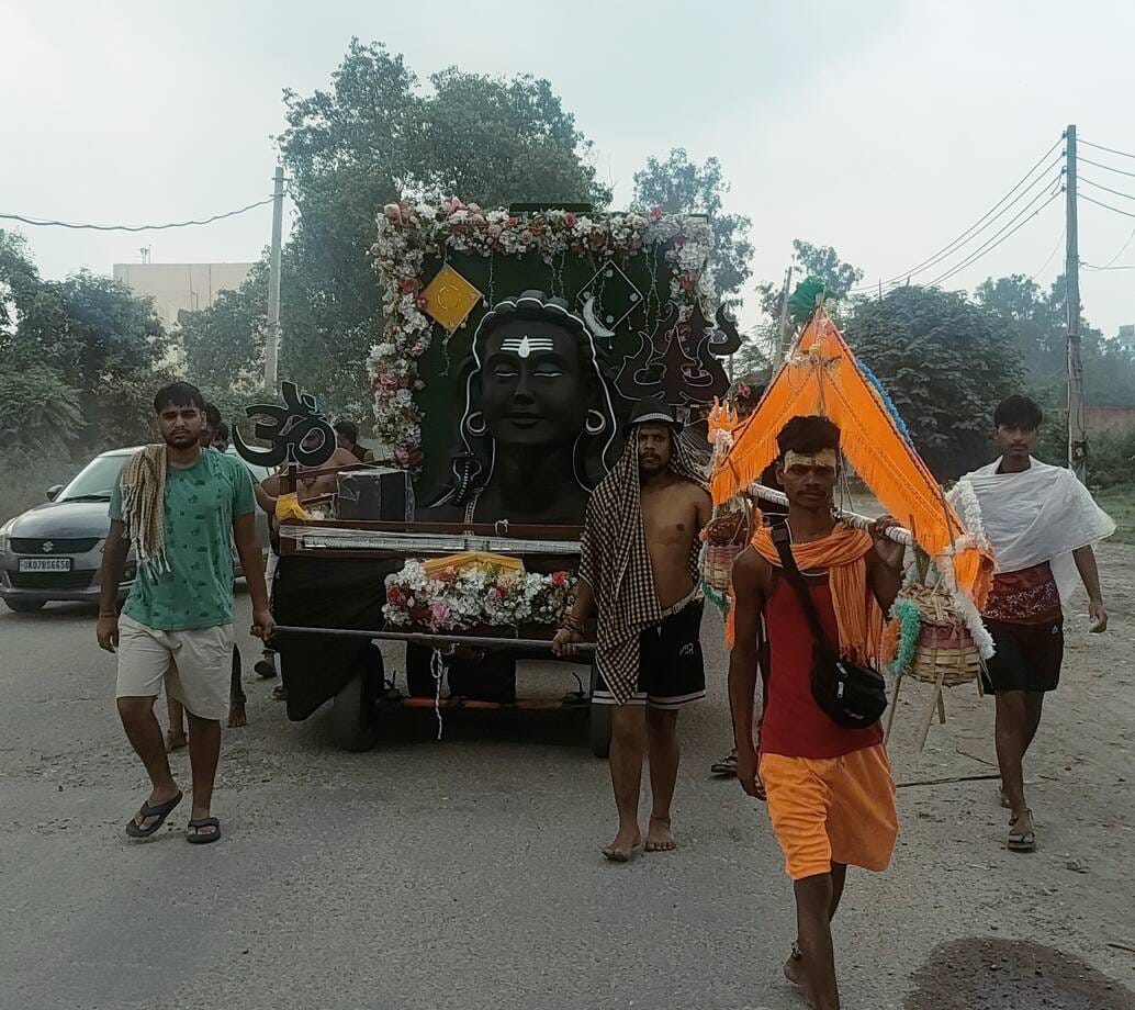शहर के बीच से निकल रहे पुराने नेशनल हाईवे से विशाल कांवड़ लेकर जाते शिवभक्त। देर रात जब शहर की शहर के बीच से निकल रहे पुराने नेशनल हाईवे से विशाल कांवड़ लेकर जाते शिवभक्त। देर रात जब शहर की