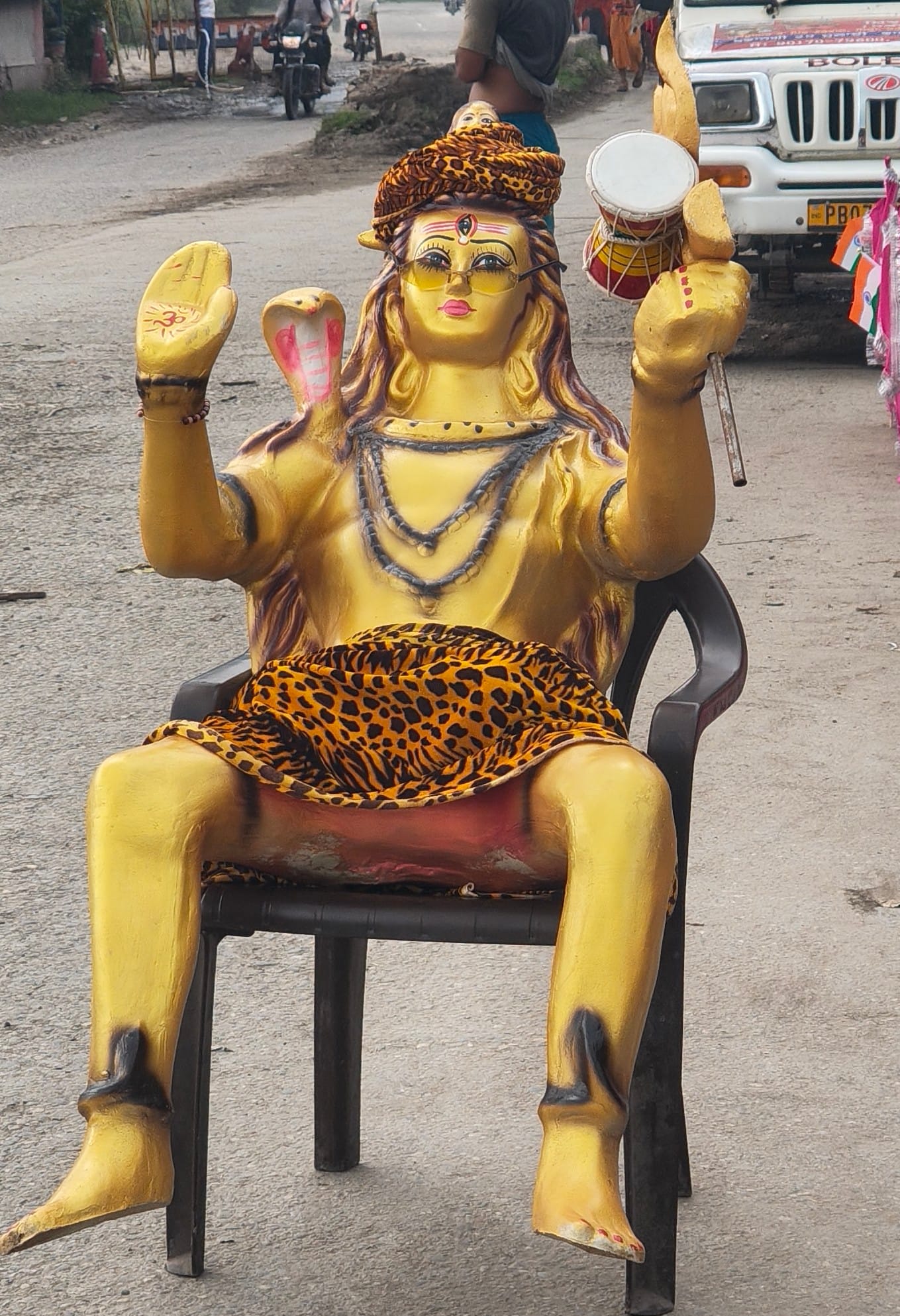 शहर के बीच से निकल रहे पुराने नेशनल हाईवे से विशाल कांवड़ लेकर जाते शिवभक्त। देर रात जब शहर की शहर के बीच से निकल रहे पुराने नेशनल हाईवे से विशाल कांवड़ लेकर जाते शिवभक्त। देर रात जब शहर की