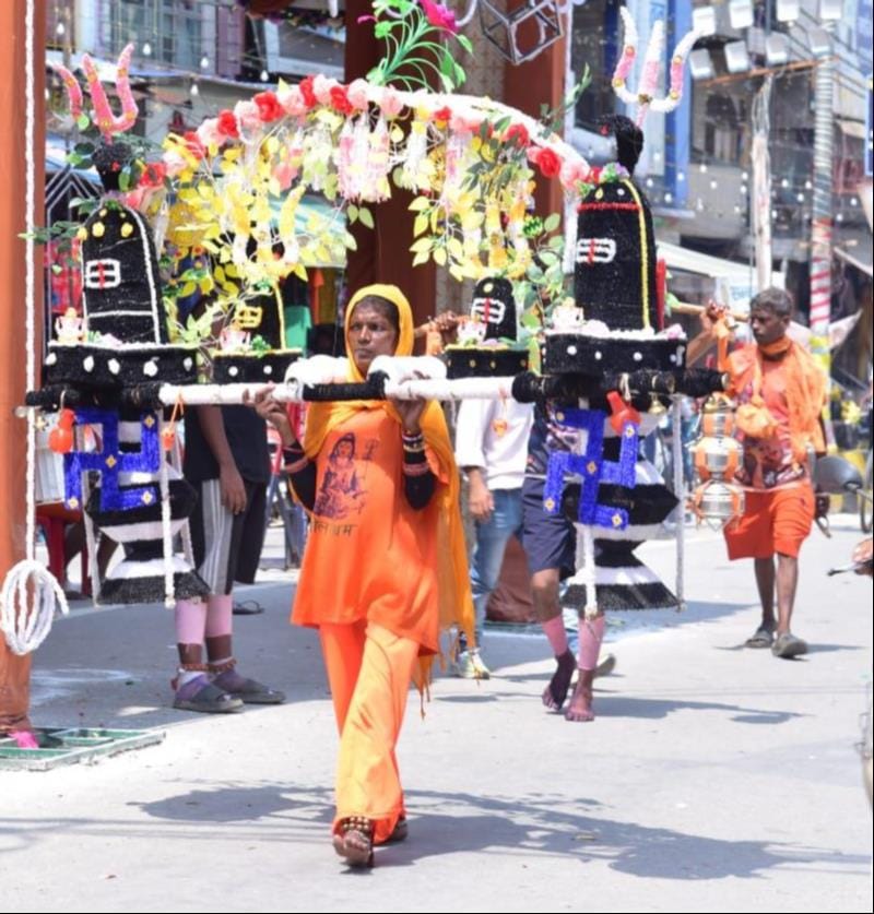 शामली के एमएसके रोड से जाते शिवभक्त। संवाद