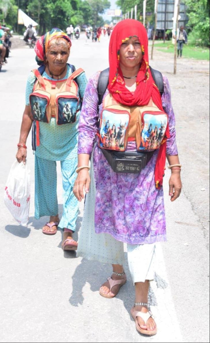 शामली के एमएसके रोड से जाते शिवभक्त। संवाद