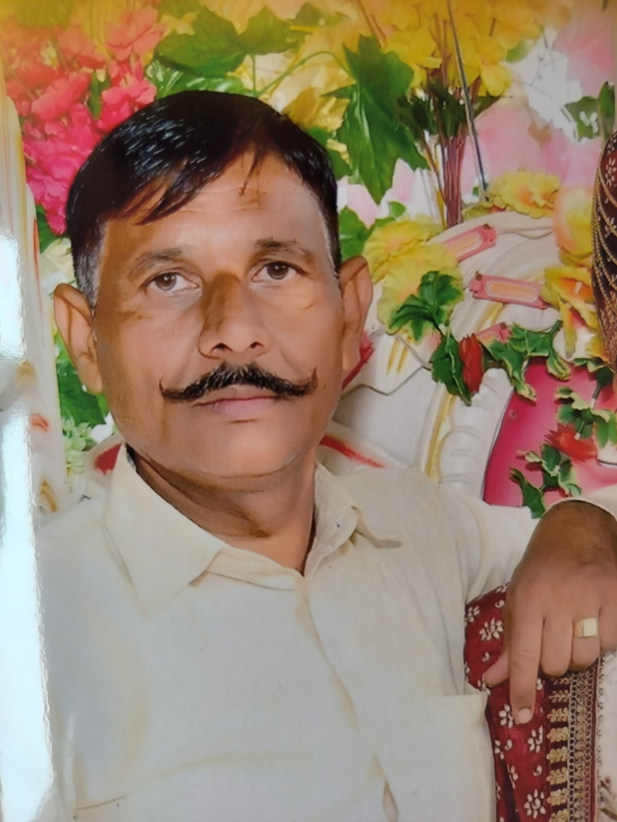 शामली में पोस्टमार्टम हाउस पर सर्पदंश पीड़ित रविंद्र के परिजन। संवाद
