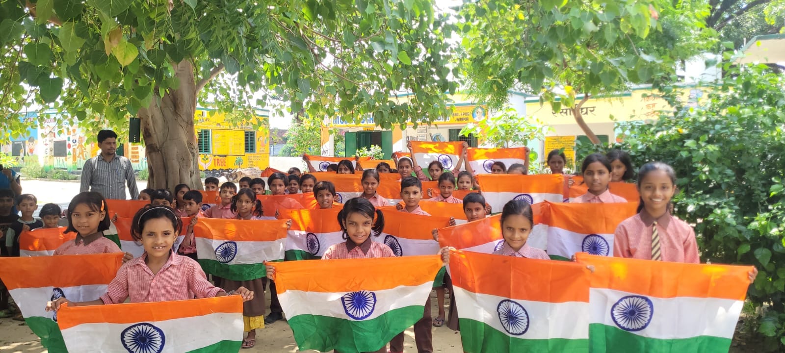 तिरंगा के साथ परिषदीय स्कूल के बच्चे। सूचना विभाग