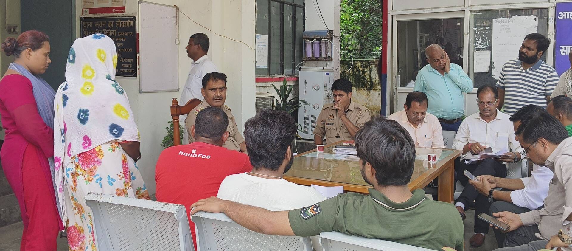 थानों में आयोजित समाधान दिवस में फरियाद सुनते अधिकारी। थानों में आयोजित समाधान दिवस में फरियाद सुनते अधिकारी।
