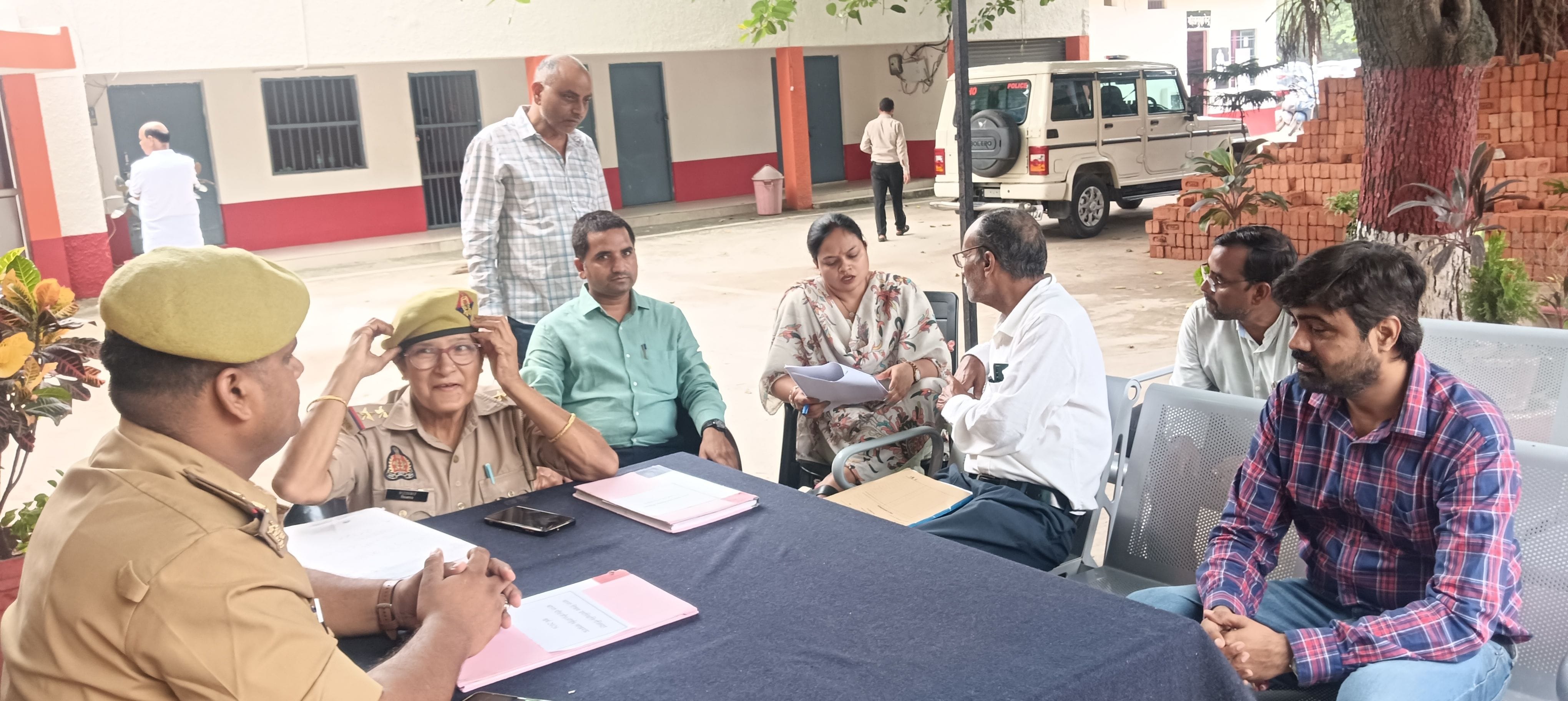 थानों में आयोजित समाधान दिवस में फरियाद सुनते अधिकारी। थानों में आयोजित समाधान दिवस में फरियाद सुनते अधिकारी।